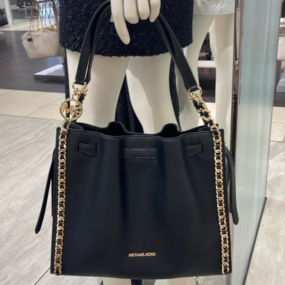 MICHAEL KORS
MINA LARGE BELTED CHAIN SHOULDER BAG BLACK COLOR - Picture 4 of 16